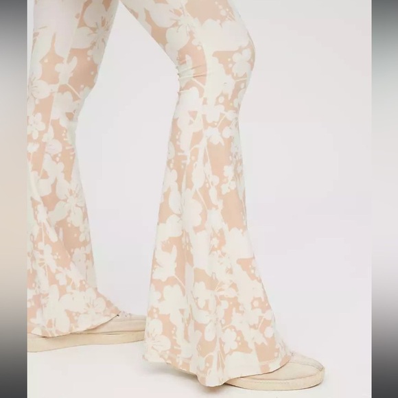 Aerie white and beige floral offline flare leggings - Picture 2 of 8